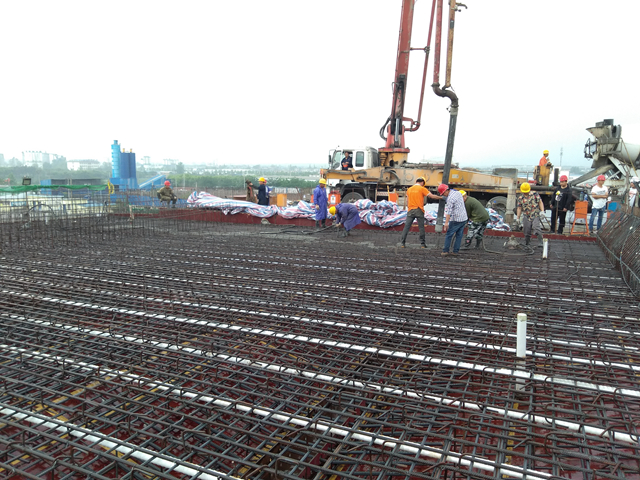 132#右幅現(xiàn)澆段澆筑.jpg 132#右幅現(xiàn)澆段澆筑.jpg